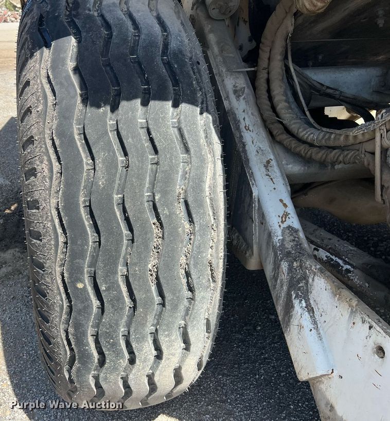 image for item EM2519 2005 Roadtec SB-2500C material transfer vehicle