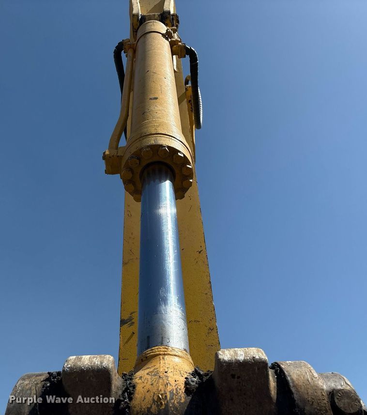 image for item EM2520 2004 Komatsu PC400LC-7 excavator