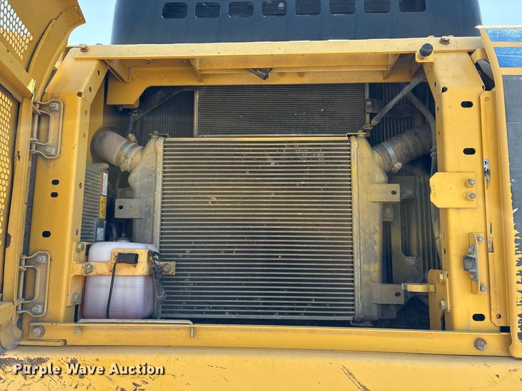 image for item EM2520 2004 Komatsu PC400LC-7 excavator