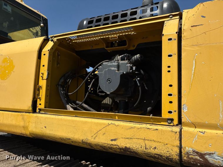 image for item EM2520 2004 Komatsu PC400LC-7 excavator