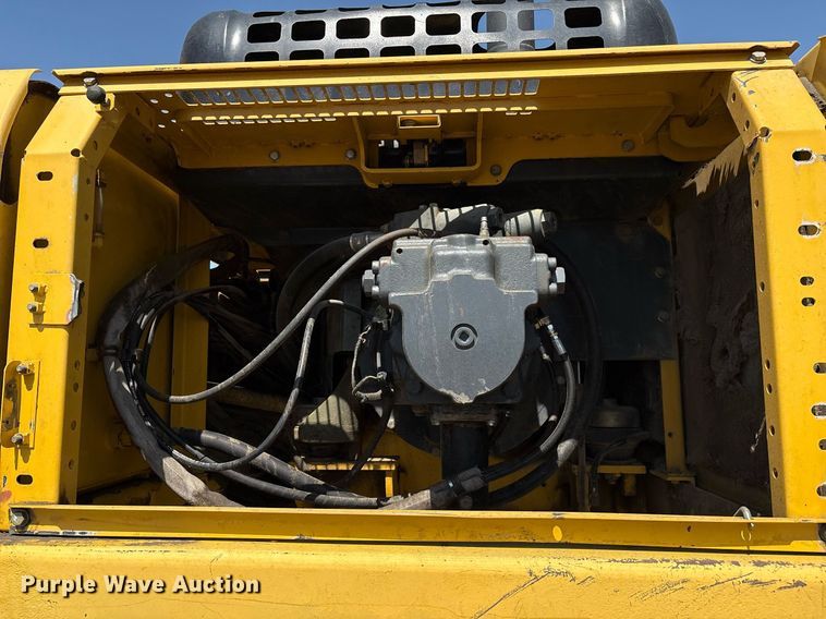 image for item EM2520 2004 Komatsu PC400LC-7 excavator