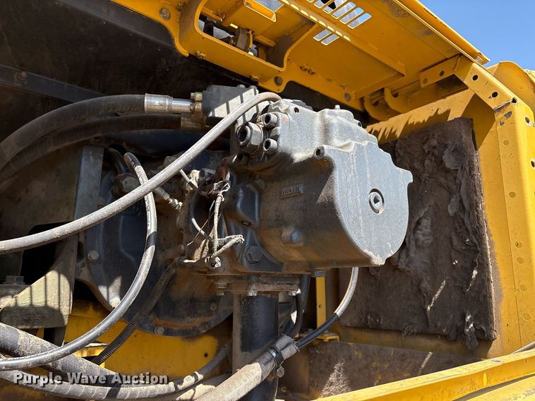 image for item EM2520 2004 Komatsu PC400LC-7 excavator