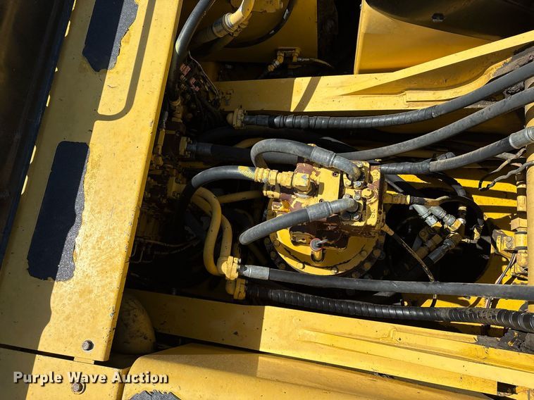 image for item EM2520 2004 Komatsu PC400LC-7 excavator