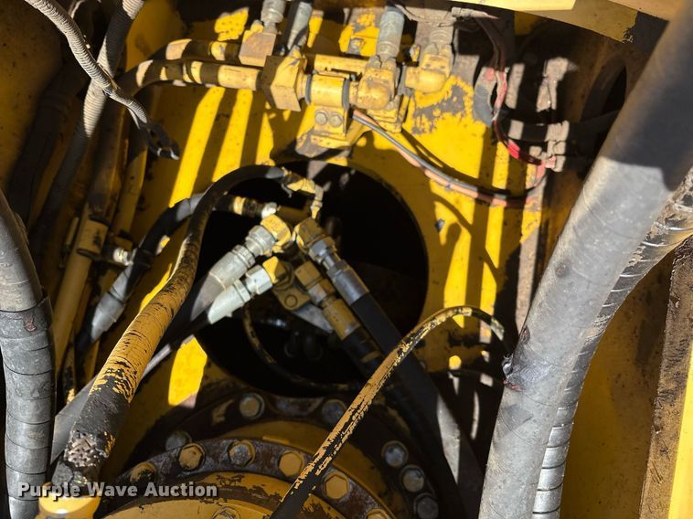 image for item EM2520 2004 Komatsu PC400LC-7 excavator