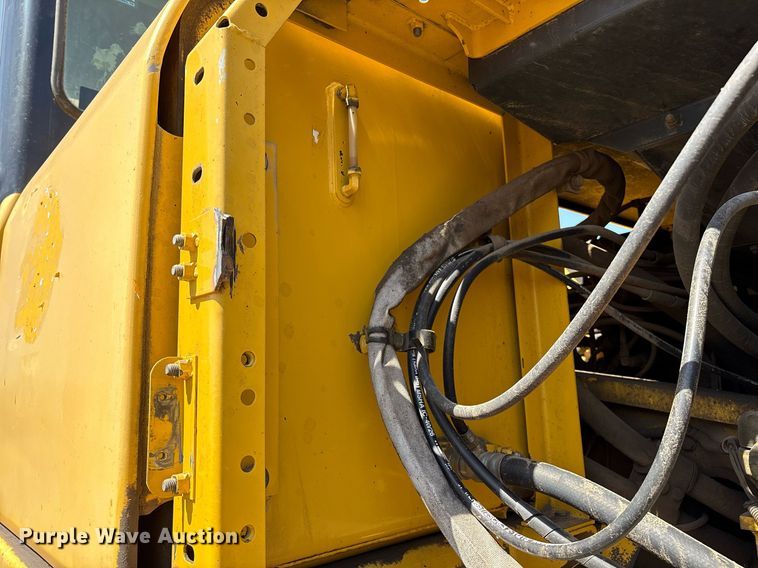 image for item EM2520 2004 Komatsu PC400LC-7 excavator