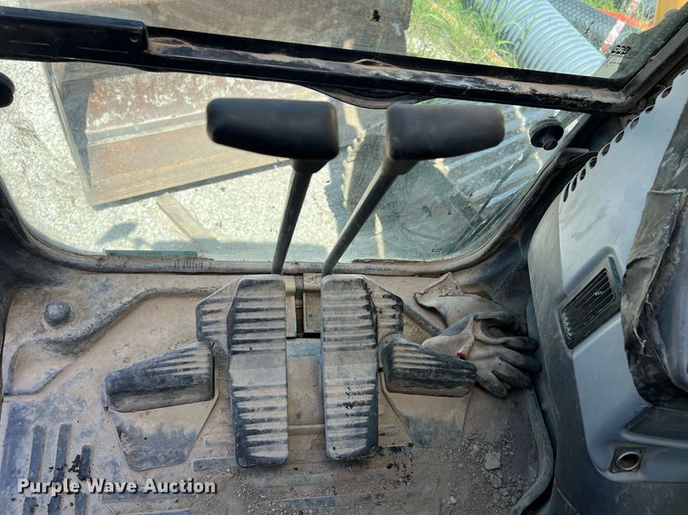 image for item EM2520 2004 Komatsu PC400LC-7 excavator