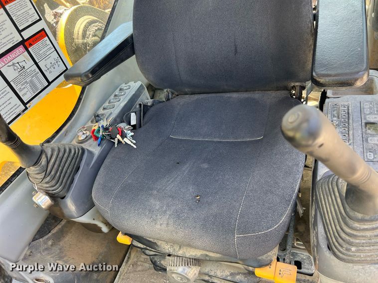 image for item EM2520 2004 Komatsu PC400LC-7 excavator