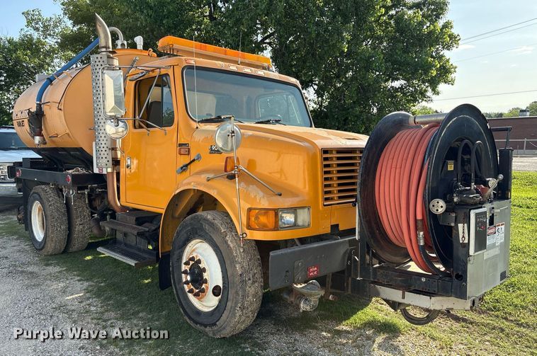 image for item EM2549 2000 International 4900 sewer jetter truck