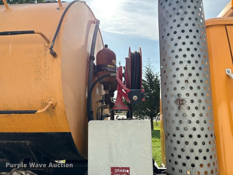 image for item EM2549 2000 International 4900 sewer jetter truck