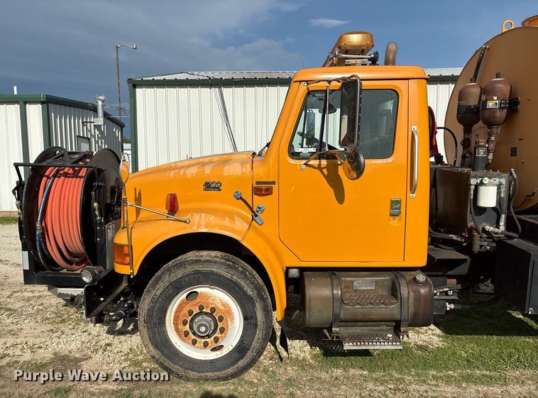 image for item EM2549 2000 International 4900 sewer jetter truck