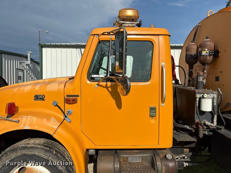 image for item EM2549 2000 International 4900 sewer jetter truck