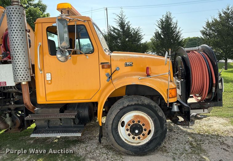 image for item EM2549 2000 International 4900 sewer jetter truck