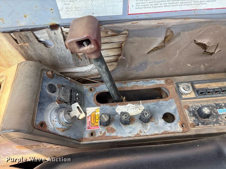 image for item EM2565 1995 Hitachi EX270LC excavator