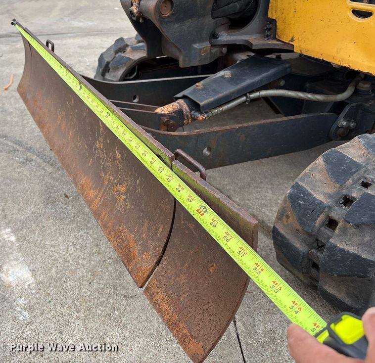 image for item EM2574 2019 John Deere 17G mini excavator