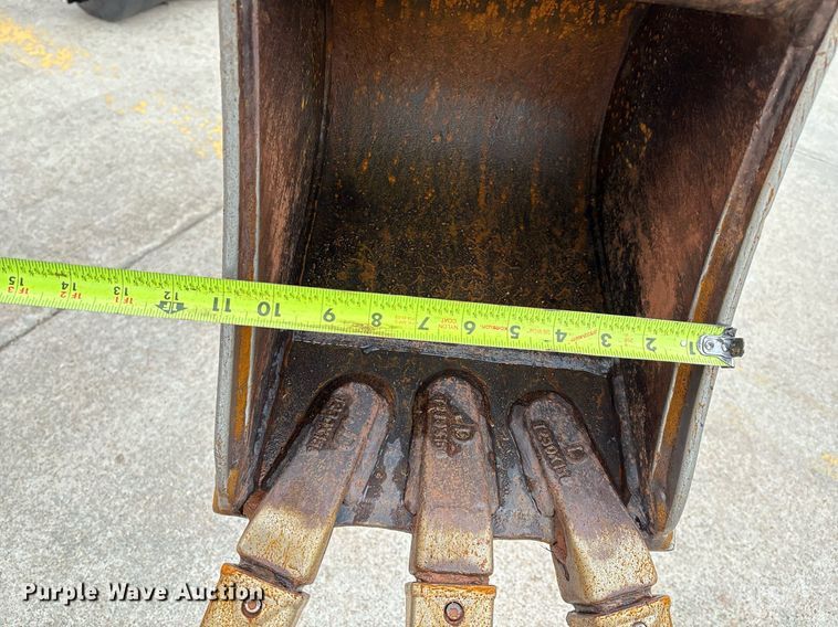 image for item EM2574 2019 John Deere 17G mini excavator