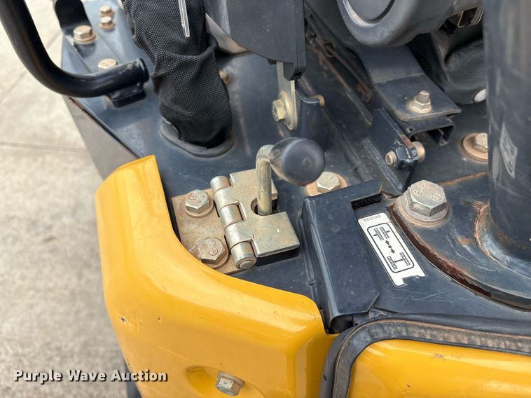 image for item EM2574 2019 John Deere 17G mini excavator