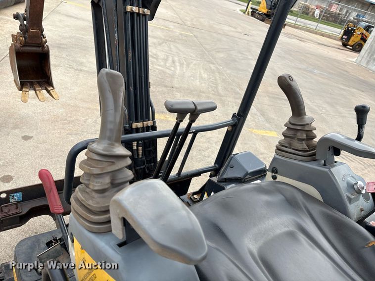 image for item EM2574 2019 John Deere 17G mini excavator