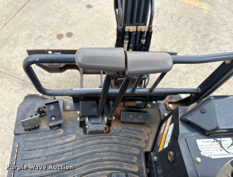 image for item EM2574 2019 John Deere 17G mini excavator