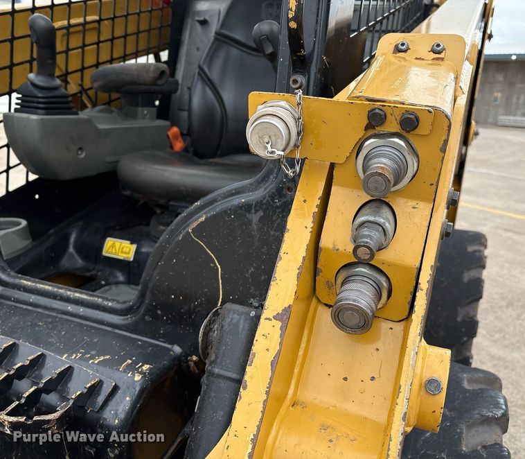 image for item EM2579 2020 Caterpillar 226D3 skid steer loader