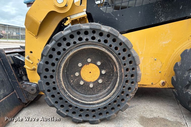 image for item EM2579 2020 Caterpillar 226D3 skid steer loader