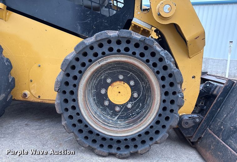 image for item EM2579 2020 Caterpillar 226D3 skid steer loader