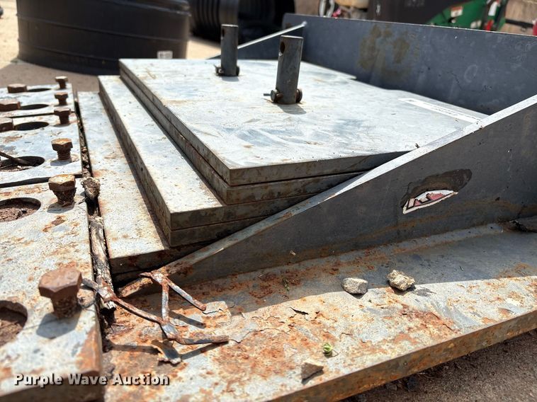 image for item EM2581 Compact utility loader scraper