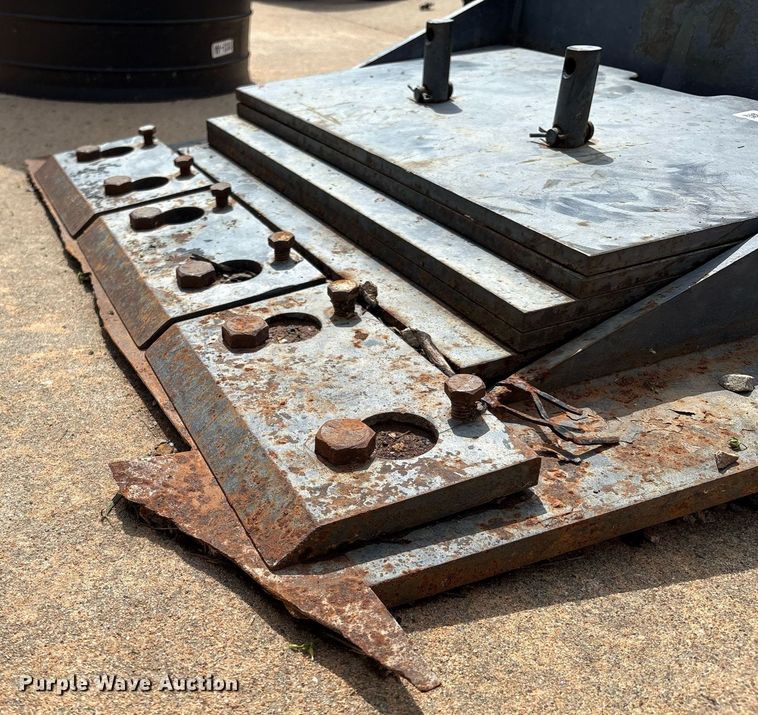 image for item EM2581 Compact utility loader scraper