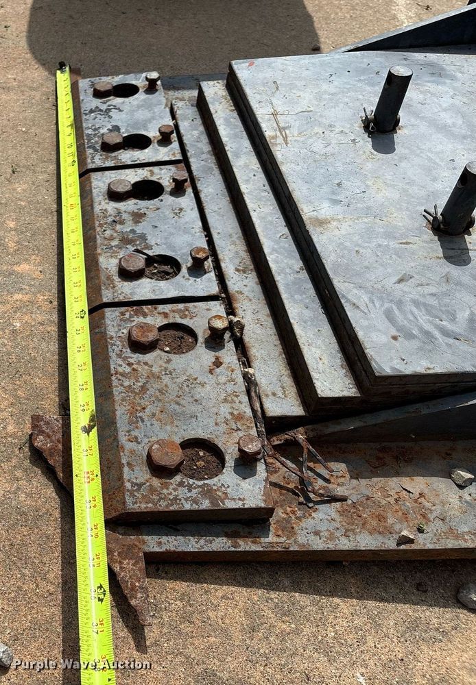 image for item EM2581 Compact utility loader scraper