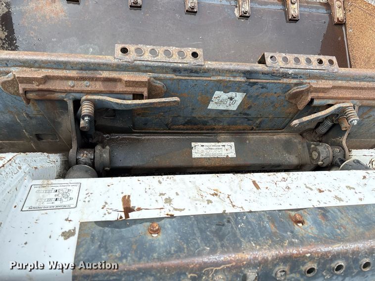 image for item EM2586 2005 Bobcat S185 skid steer loader