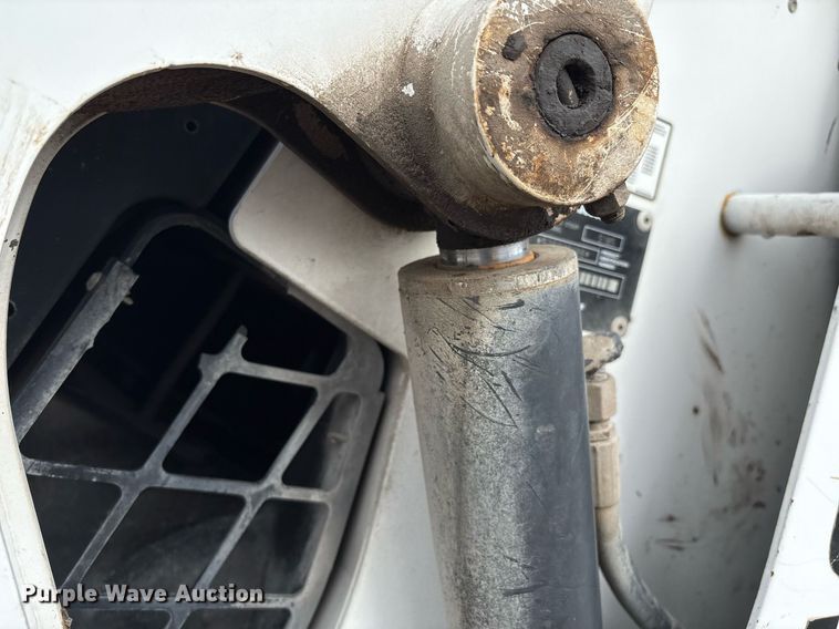 image for item EM2586 2005 Bobcat S185 skid steer loader