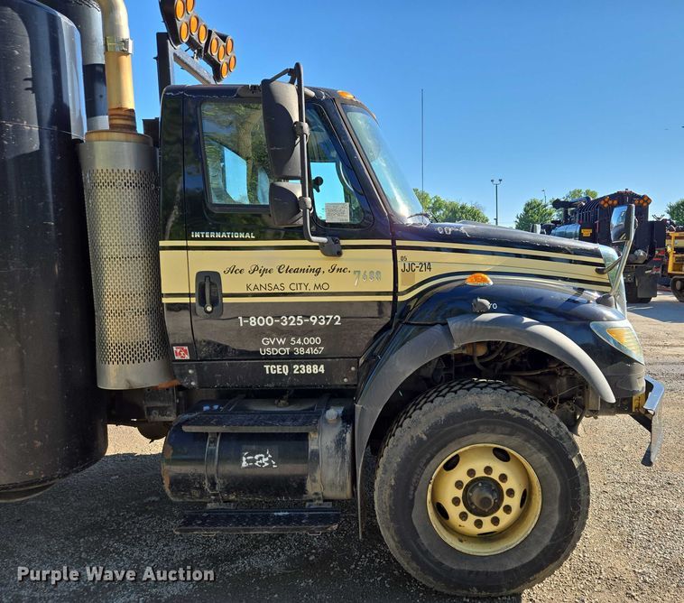 image for item EM7289 2005 International 7600 sewer jetter truck