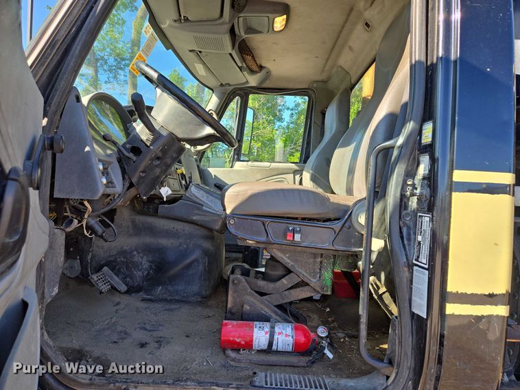 image for item EM7289 2005 International 7600 sewer jetter truck