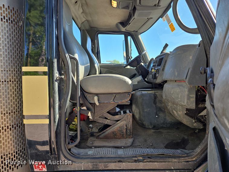 image for item EM7289 2005 International 7600 sewer jetter truck