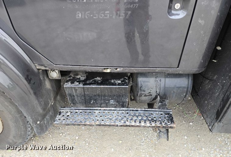 image for item EM7347 2000 International 4700 utility / service truck