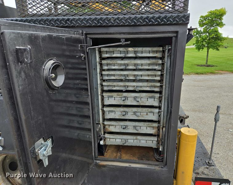 image for item EM7347 2000 International 4700 utility / service truck