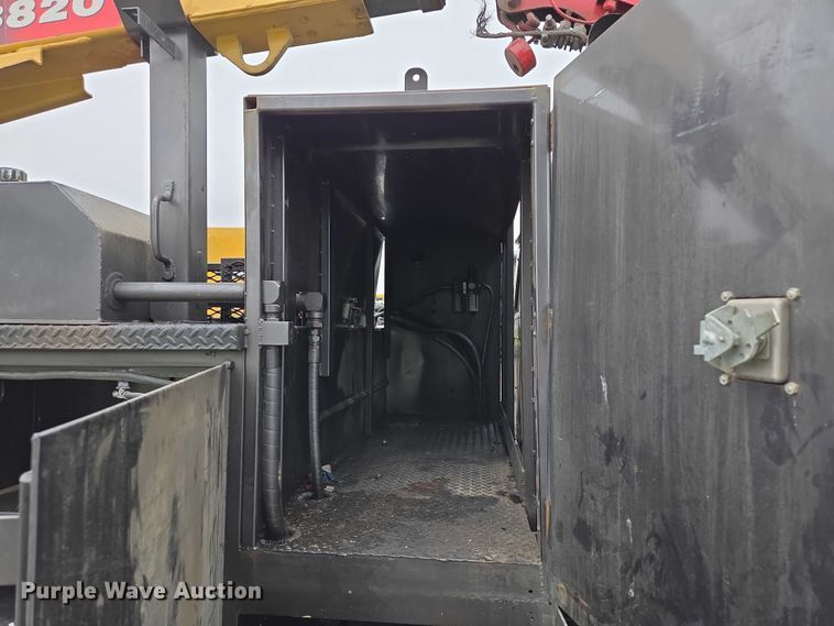 image for item EM7347 2000 International 4700 utility / service truck