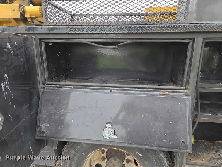 image for item EM7347 2000 International 4700 utility / service truck