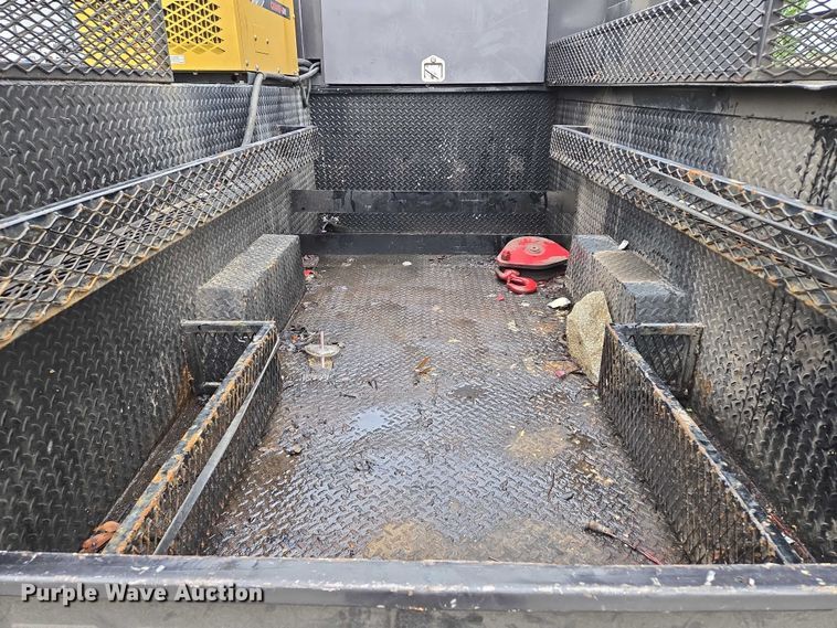 image for item EM7347 2000 International 4700 utility / service truck