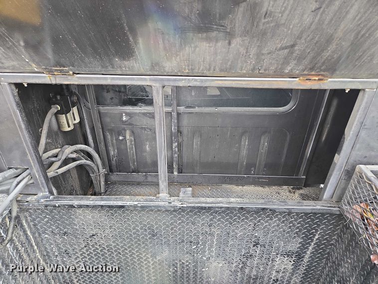 image for item EM7347 2000 International 4700 utility / service truck