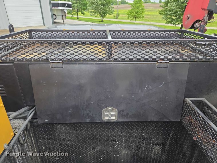 image for item EM7347 2000 International 4700 utility / service truck