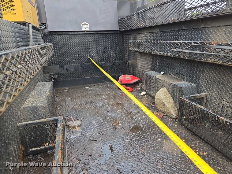 image for item EM7347 2000 International 4700 utility / service truck