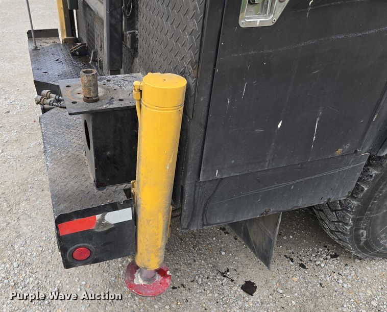 image for item EM7347 2000 International 4700 utility / service truck