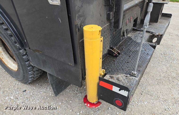 image for item EM7347 2000 International 4700 utility / service truck