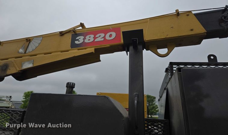 image for item EM7347 2000 International 4700 utility / service truck