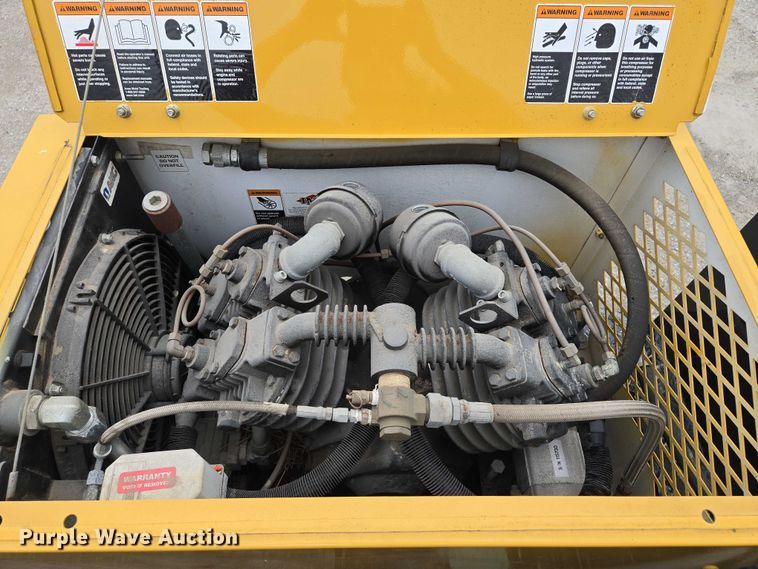 image for item EM7347 2000 International 4700 utility / service truck