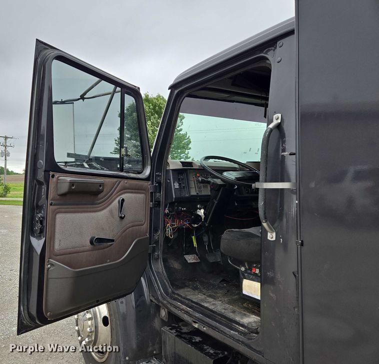 image for item EM7347 2000 International 4700 utility / service truck