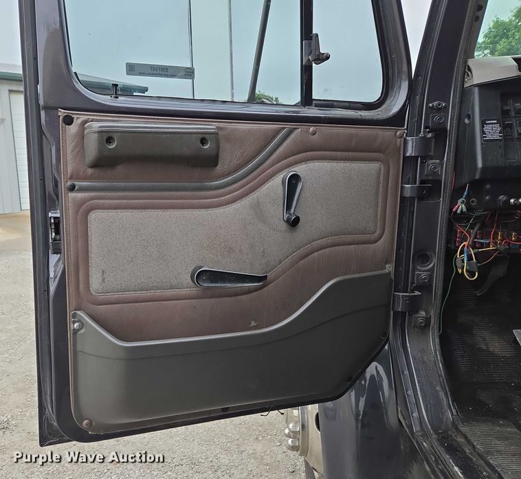 image for item EM7347 2000 International 4700 utility / service truck