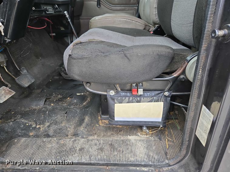 image for item EM7347 2000 International 4700 utility / service truck