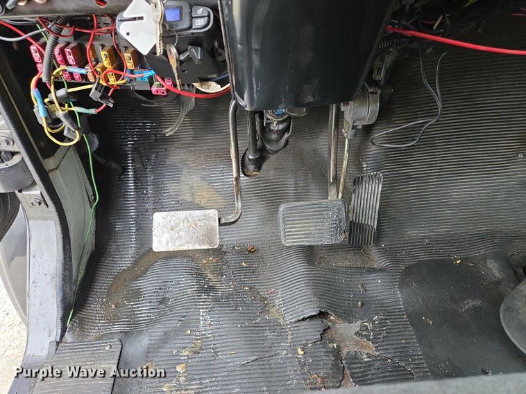 image for item EM7347 2000 International 4700 utility / service truck