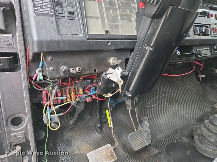 image for item EM7347 2000 International 4700 utility / service truck